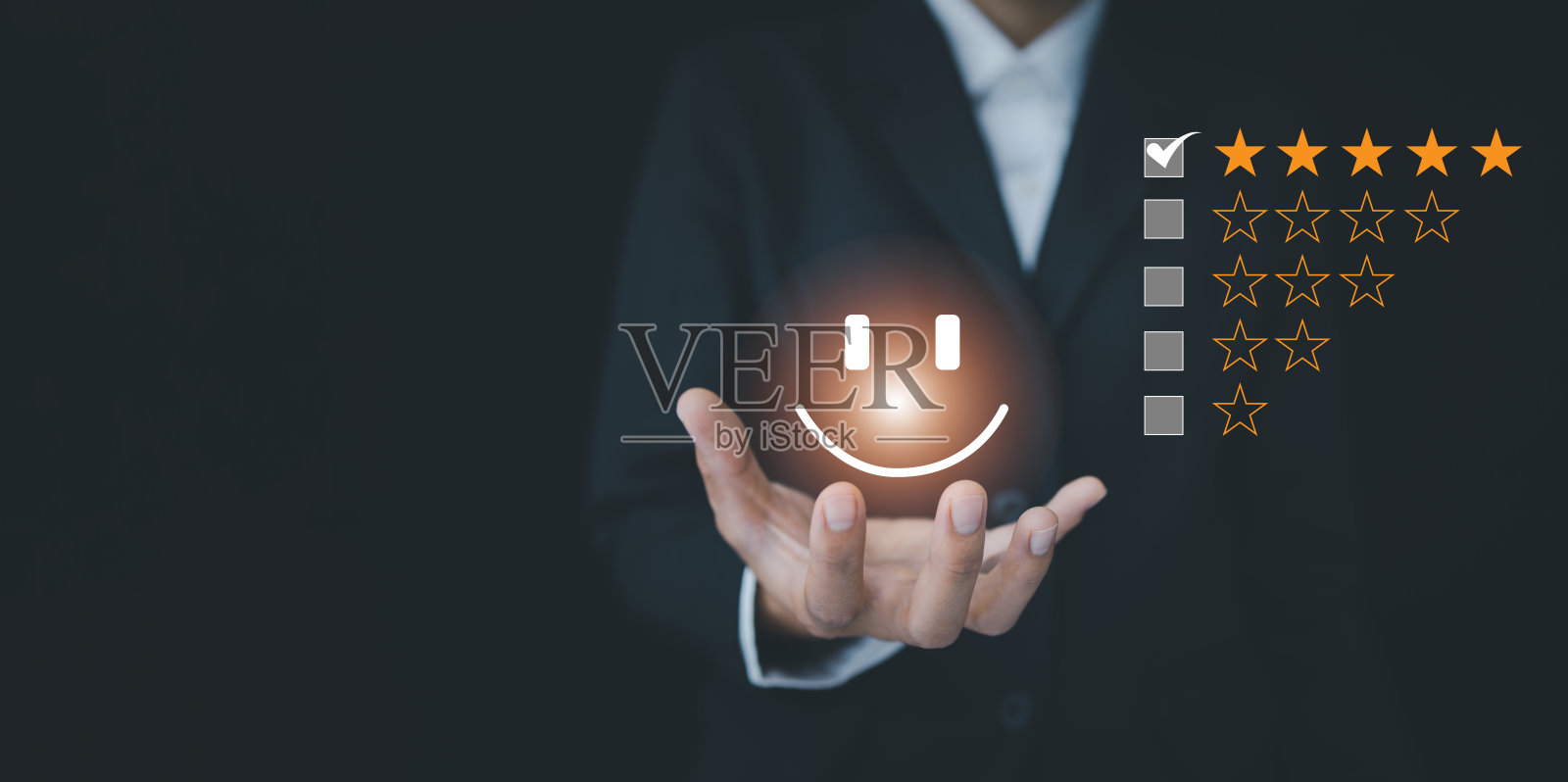 顾客服务评估概念。商人手持笑脸显示虚拟表情，调查，民意调查或问卷，用户体验或客户满意度研究。照片摄影图片