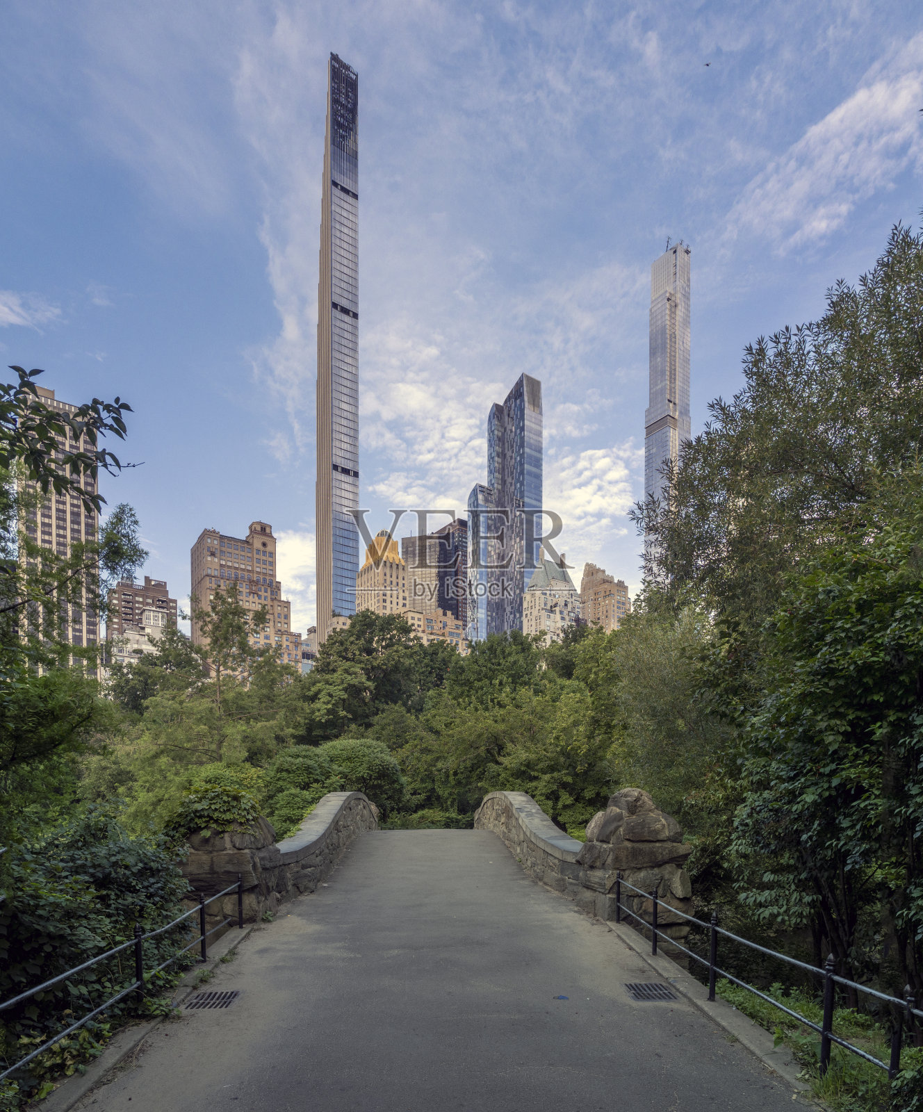 夏天的早晨，中央公园的加普斯托桥照片摄影图片