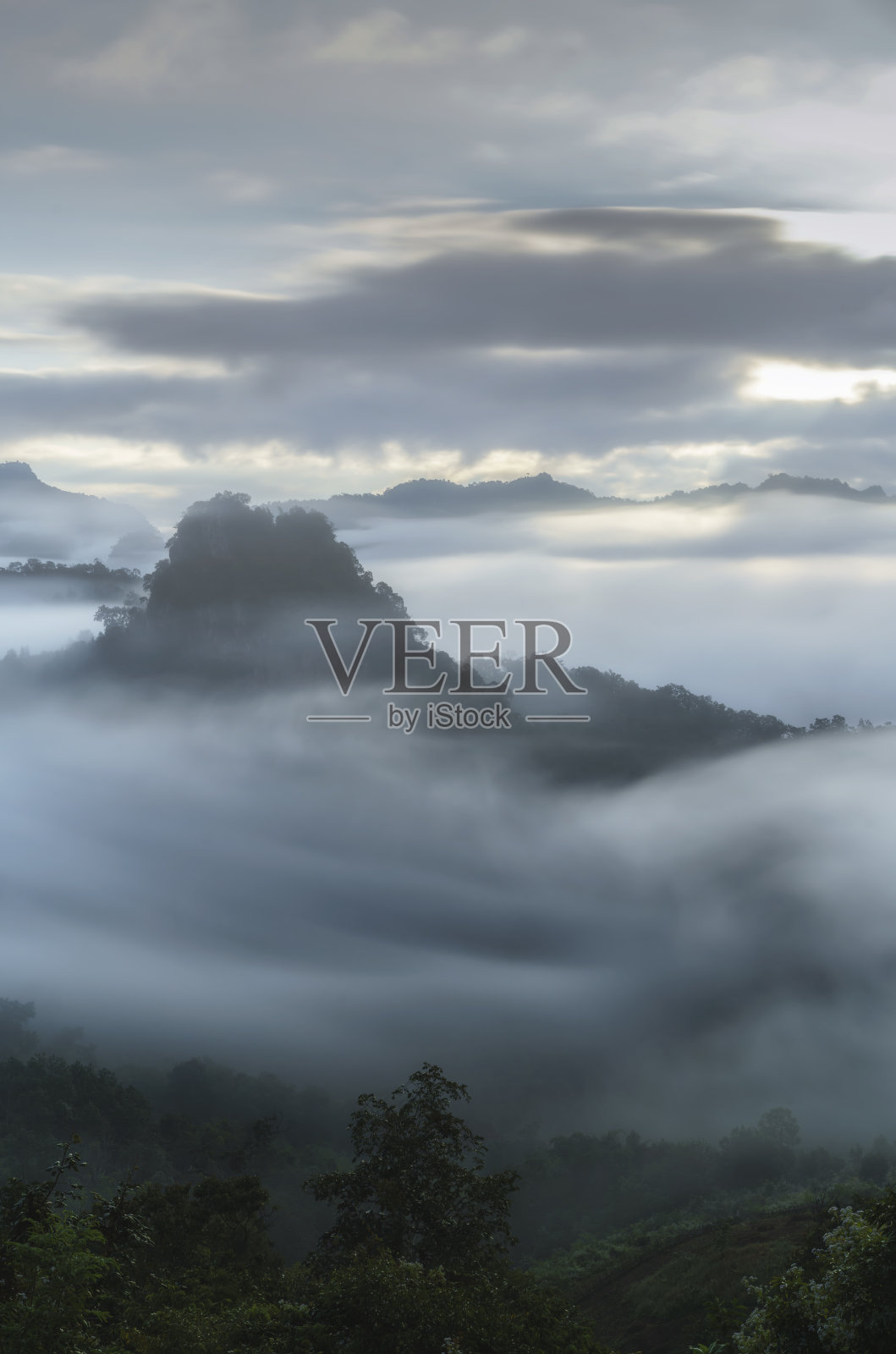 美丽的早晨风景与雾和自然在班贾博，湄宏松，泰国。照片摄影图片