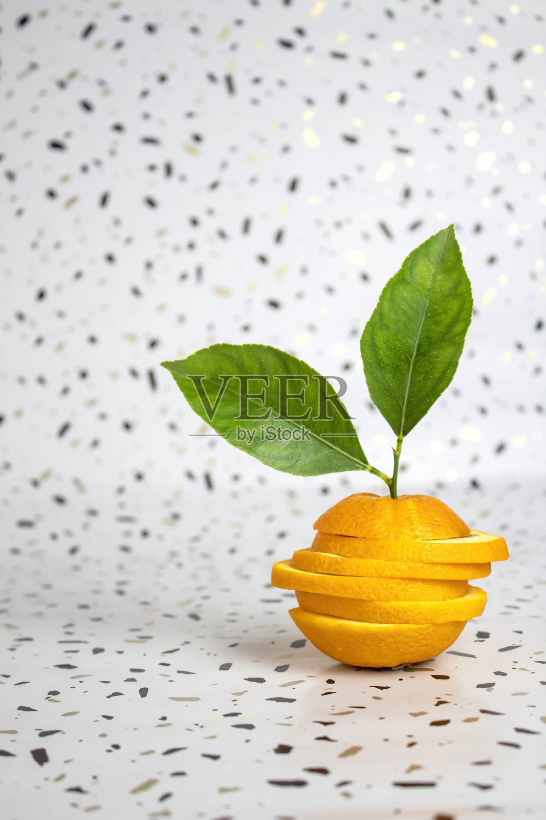 新鲜堆叠的橘片，白色水磨石背景下的夏日构图。照片摄影图片