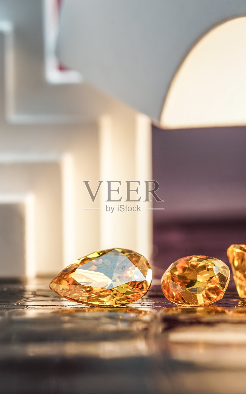 天然蓝宝石宝石，宝石或宝石上黑色闪亮的颜色，收集许多不同的天然宝石紫水晶，照片摄影图片