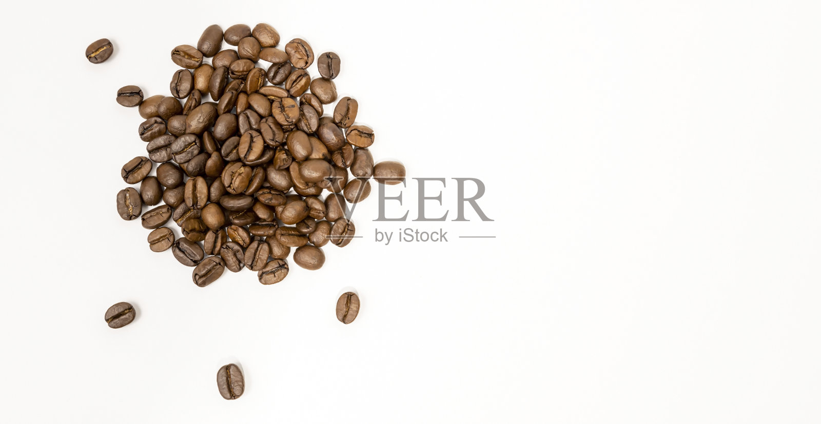 芳香的咖啡。白色上的咖啡豆俯视图。照片摄影图片