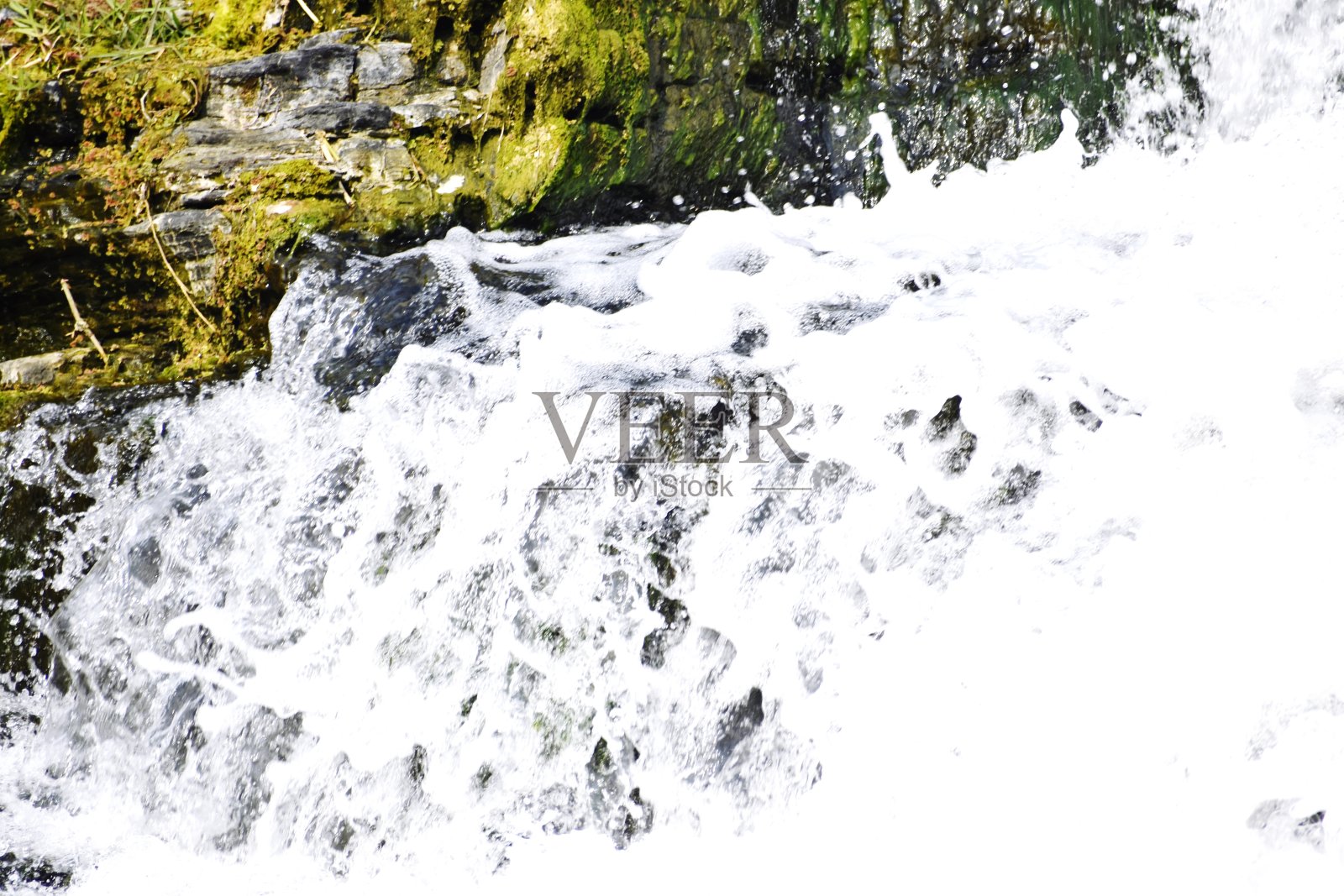 Bhatinda瀑布位于印度恰尔肯德邦的丹巴德。照片摄影图片