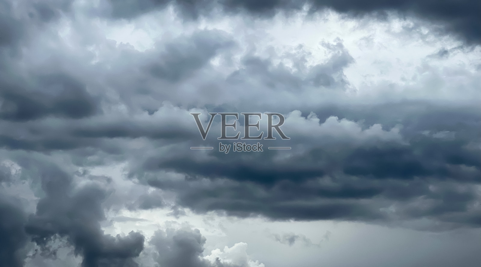 戏剧性的天空与黑暗的云景:暴风雨和下雨的天气背景照片摄影图片