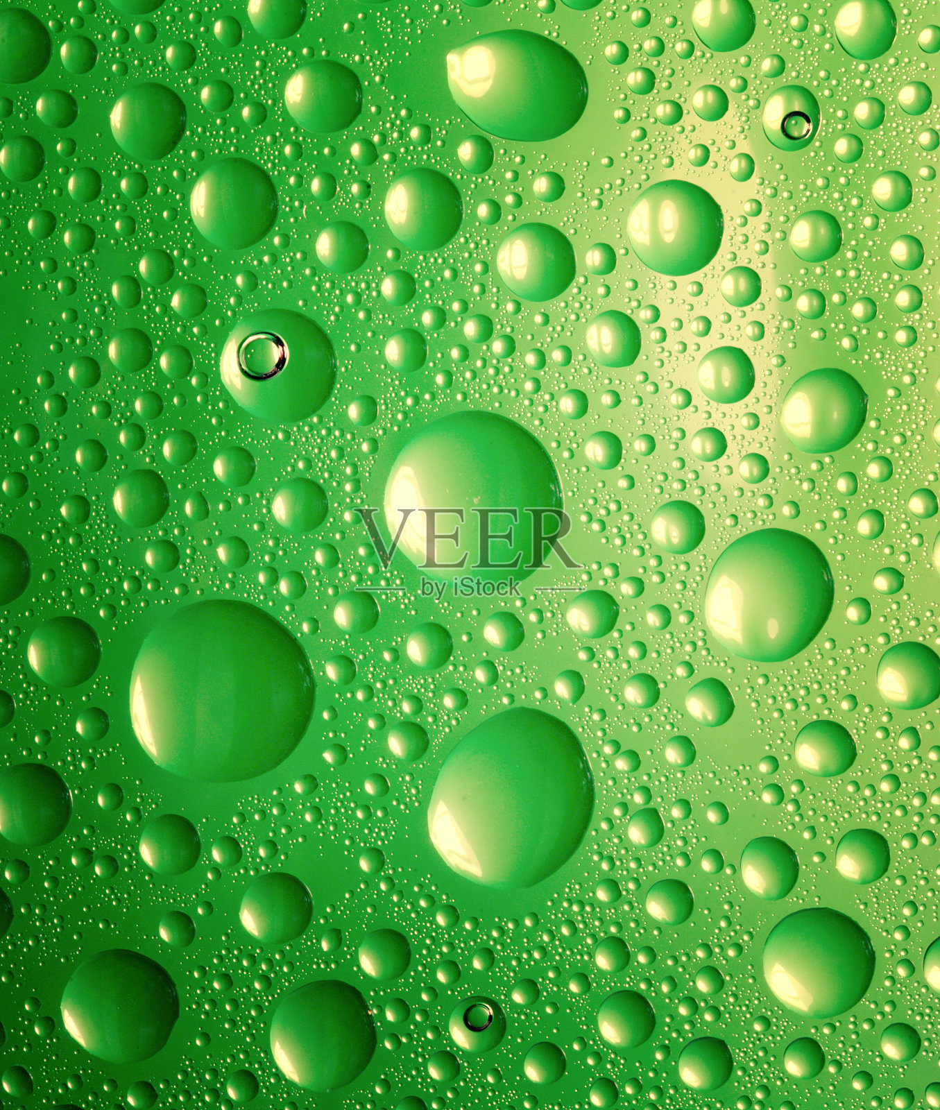 绿色水滴的背景。照片摄影图片