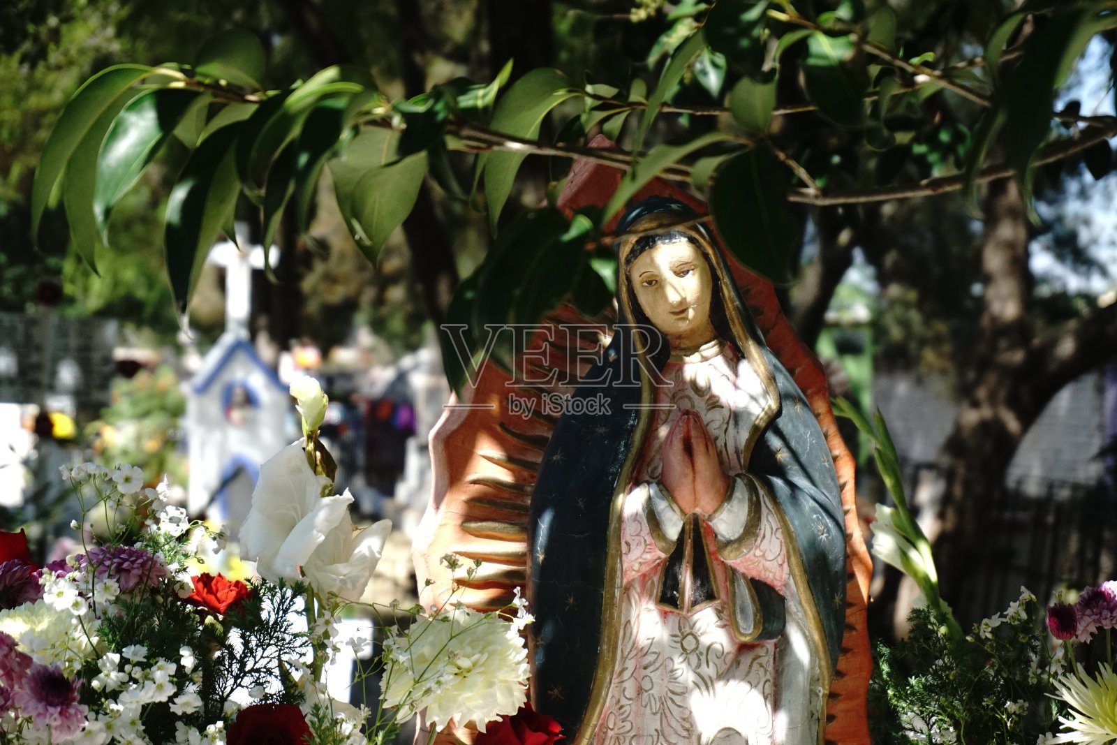 圣米格尔·德·阿连德墓上的圣母玛利亚。照片摄影图片