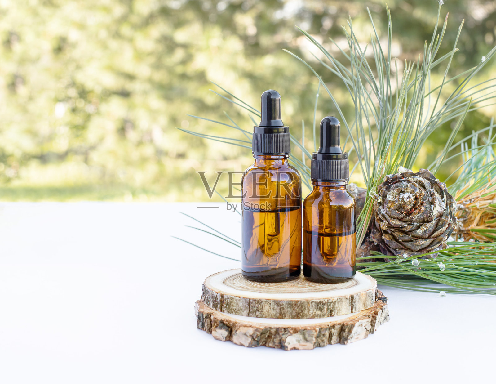 雪松和云杉精油装在玻璃瓶里，放在木台子上。有选择性的重点照片摄影图片