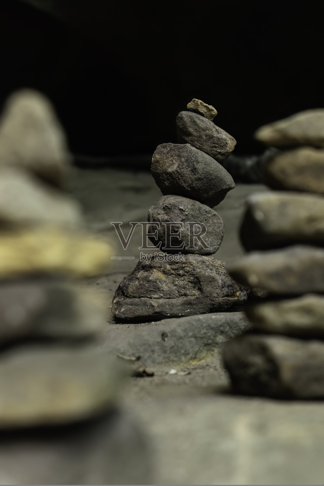 凯恩斯站在卢森堡小瑞士(穆勒塔尔)地区，靠近德国边境照片摄影图片