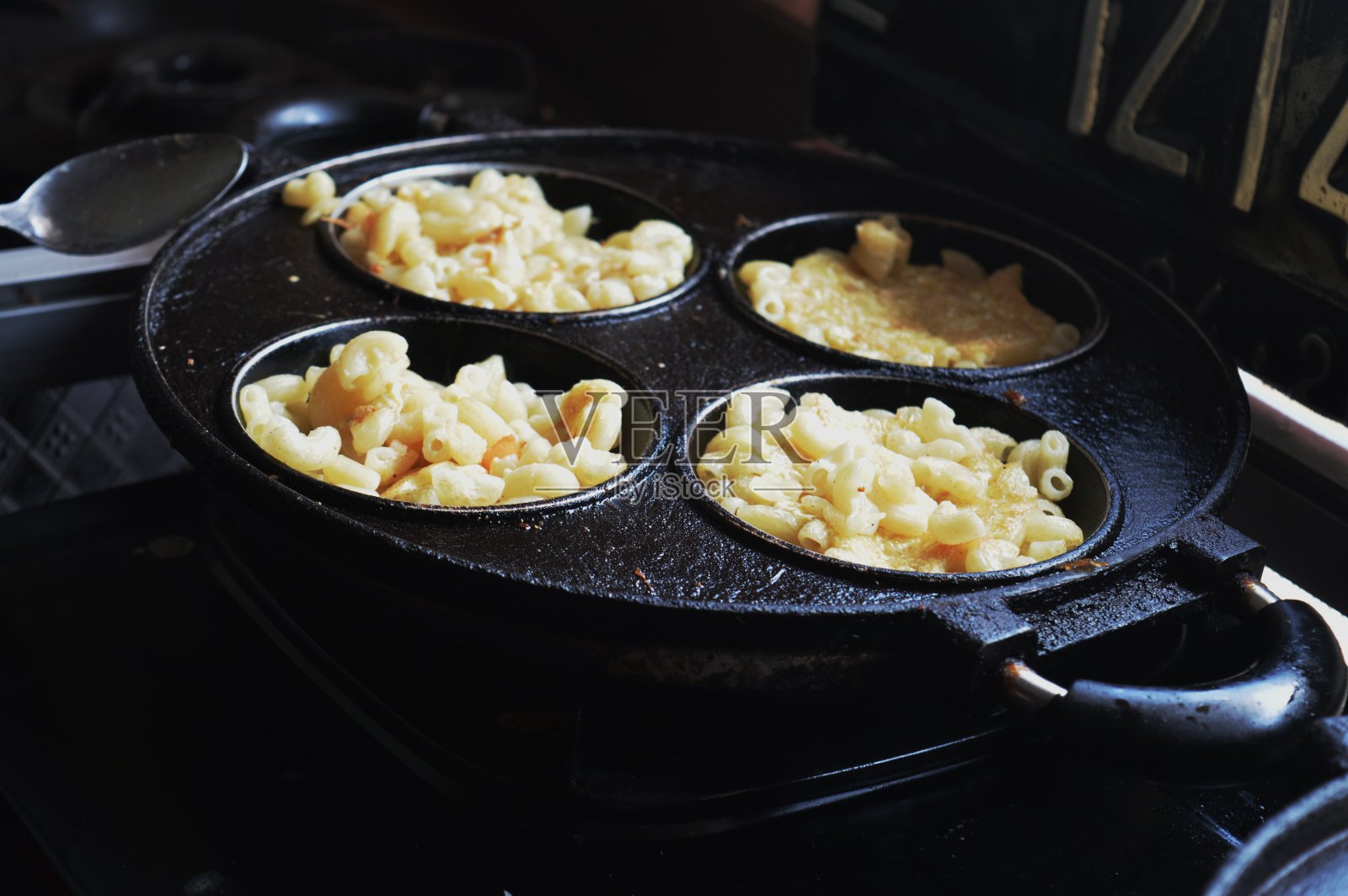 路边有美丽的花朵照片摄影图片