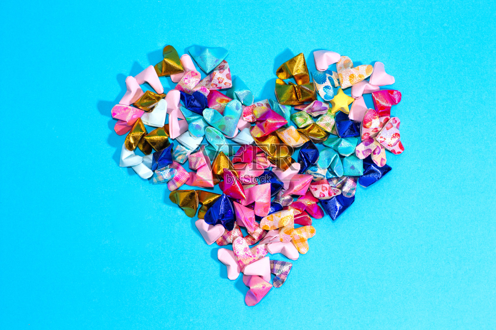 心形是用蓝色背景的彩色纸做的照片摄影图片
