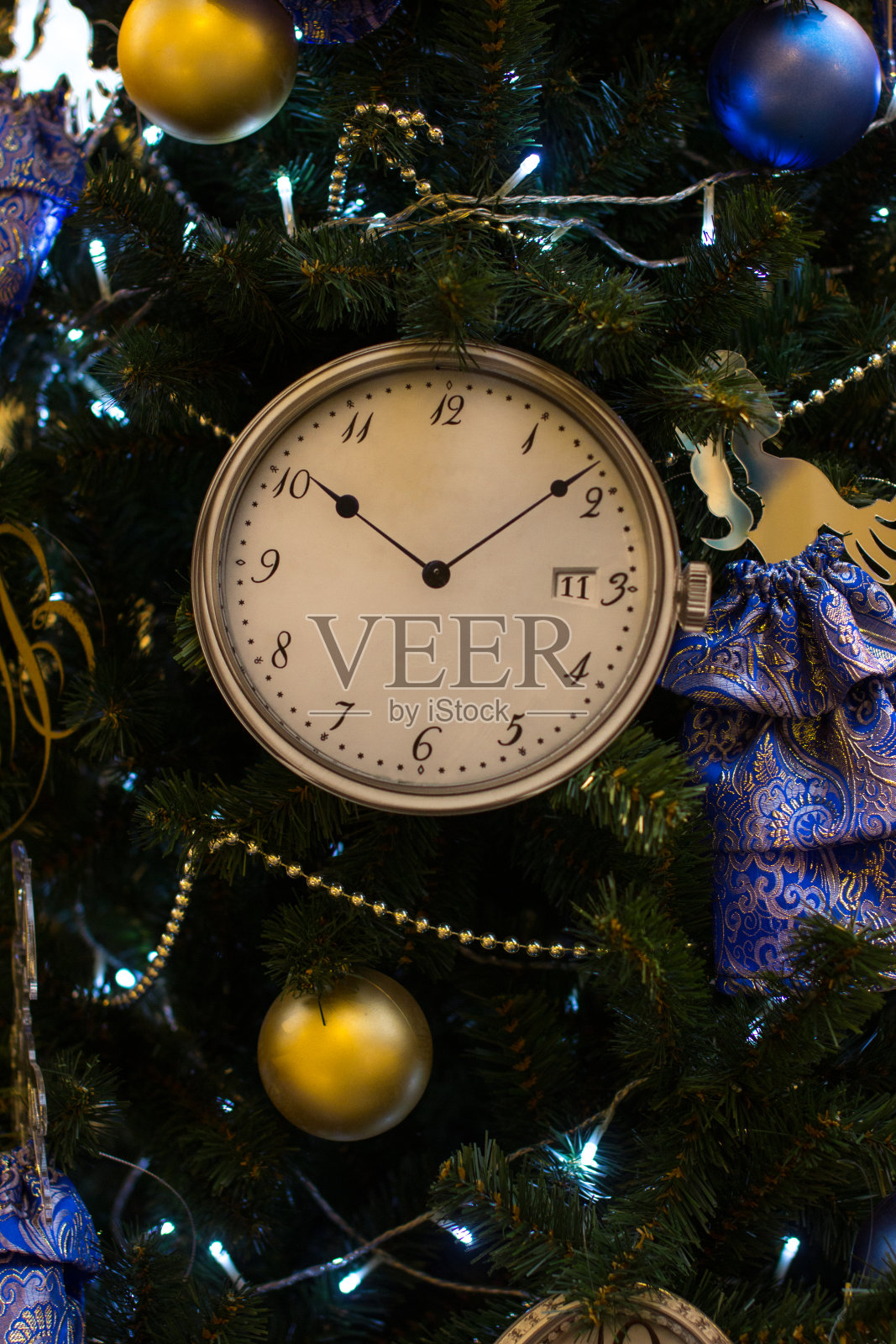 装饰过的圣诞树圣诞树玻璃球和光花环照片摄影图片