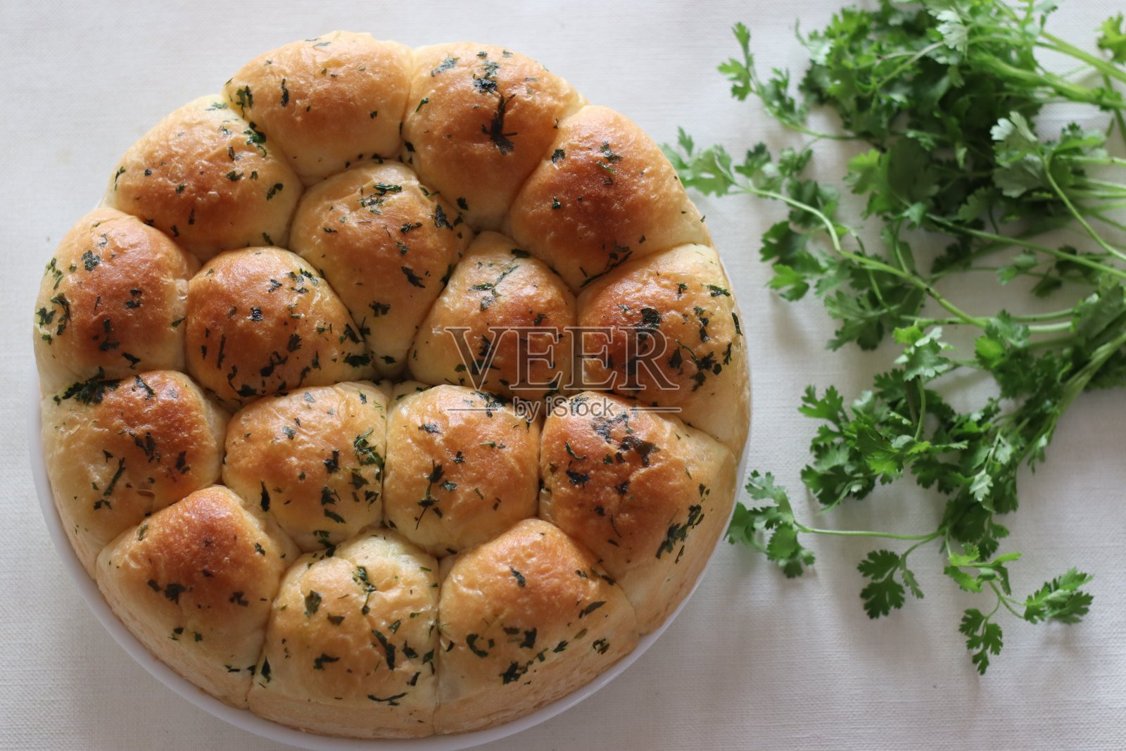 面包卷。家里刚出炉的金黄色晚餐卷，涂上黄油照片摄影图片