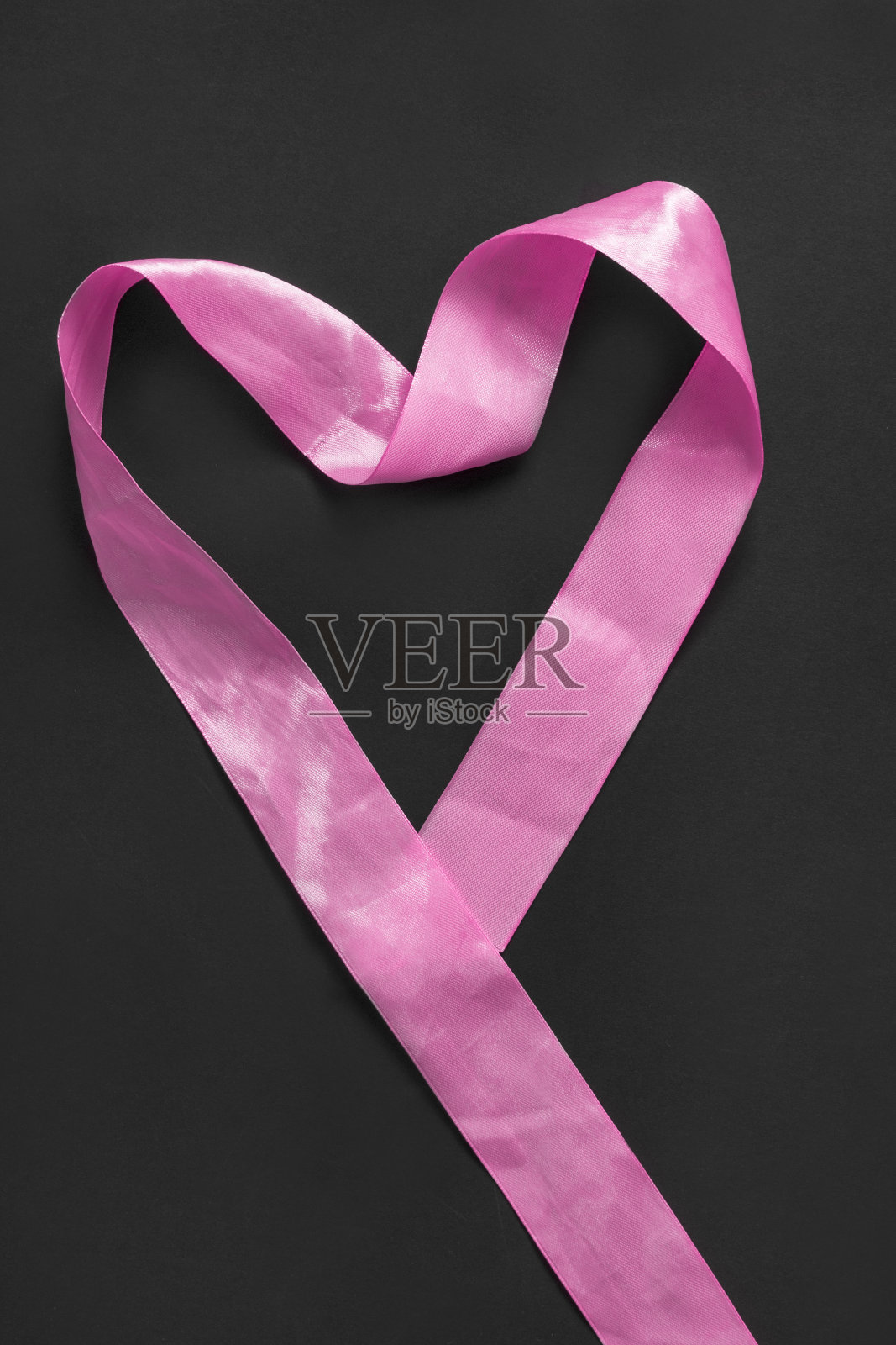 粉色丝带心形配黑色照片摄影图片