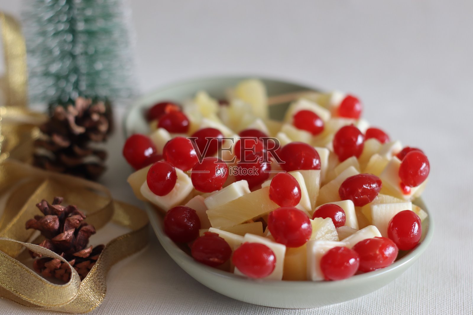 奶酪樱桃菠萝。一个易于组装，无需烹饪的开胃菜照片摄影图片