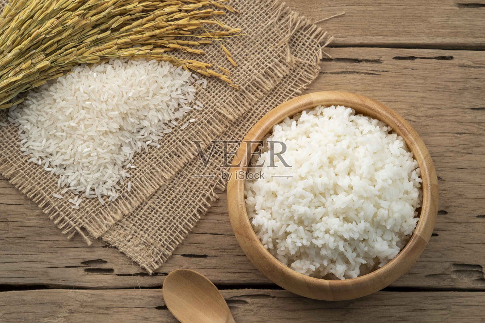 用木碗煮的泰国饭照片摄影图片