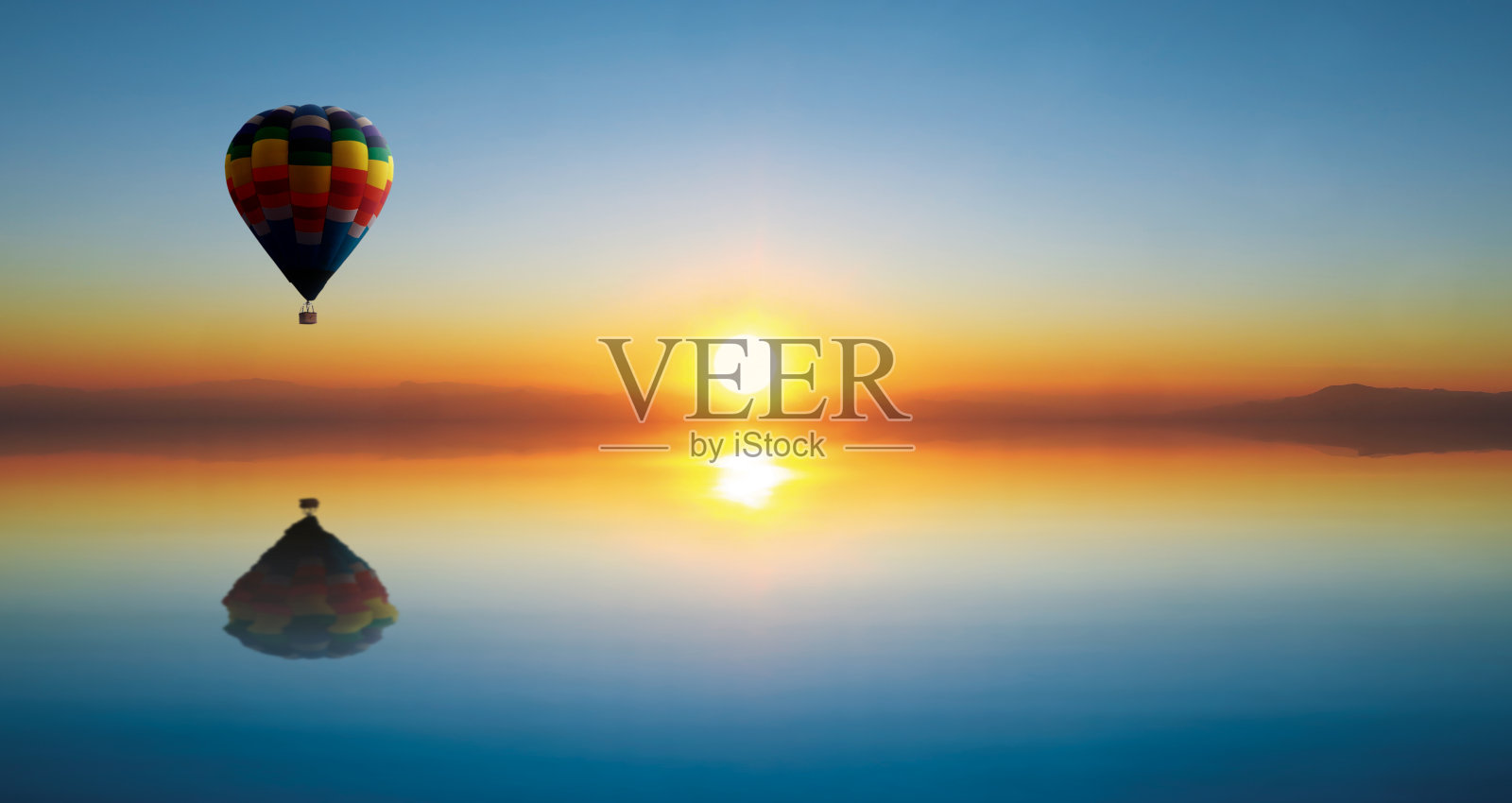 在湖中放飞气球照片摄影图片