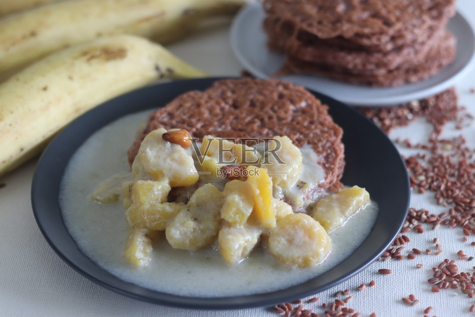 红米煎饼配熟芭蕉炖菜照片摄影图片