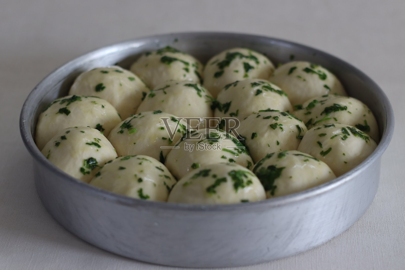 晚餐卷面团准备进入烤箱准备在一个圆形烤盘照片摄影图片