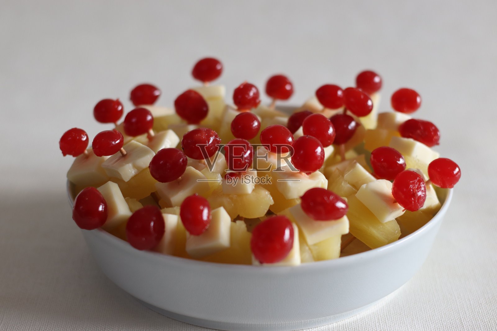 奶酪樱桃菠萝。一个易于组装，无需烹饪的开胃菜照片摄影图片