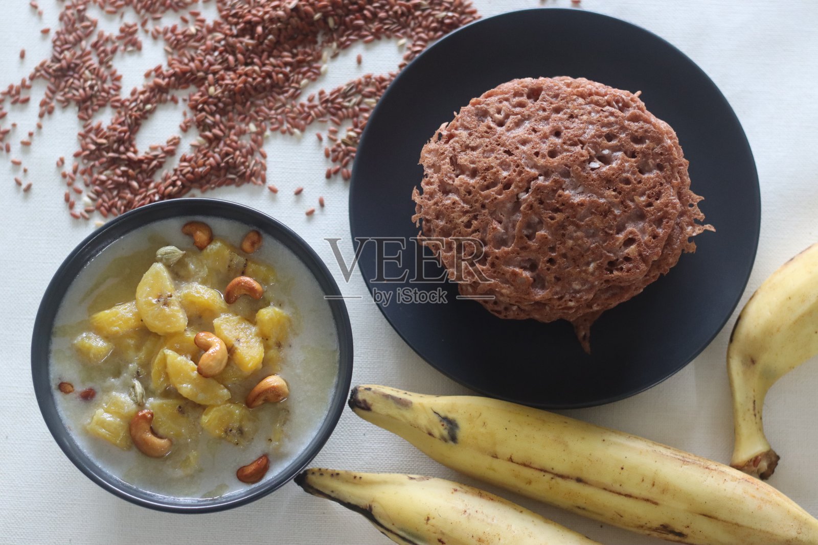 红米煎饼配熟芭蕉炖菜照片摄影图片