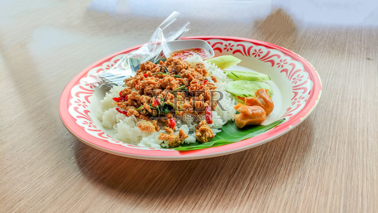 炒泰式罗勒和猪肉末照片摄影图片