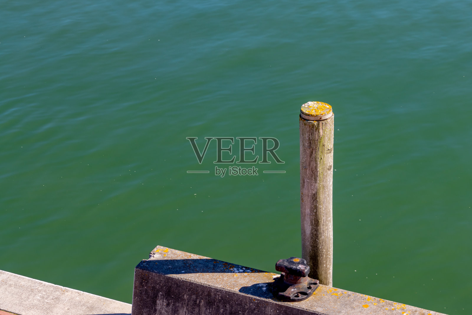 码头上沿码头的木柱或系泊柱照片摄影图片