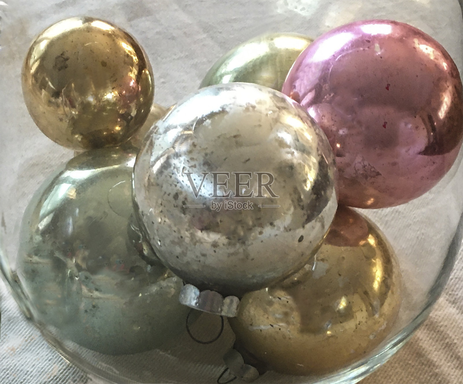 复古玻璃圣诞球在透明的碗照片摄影图片