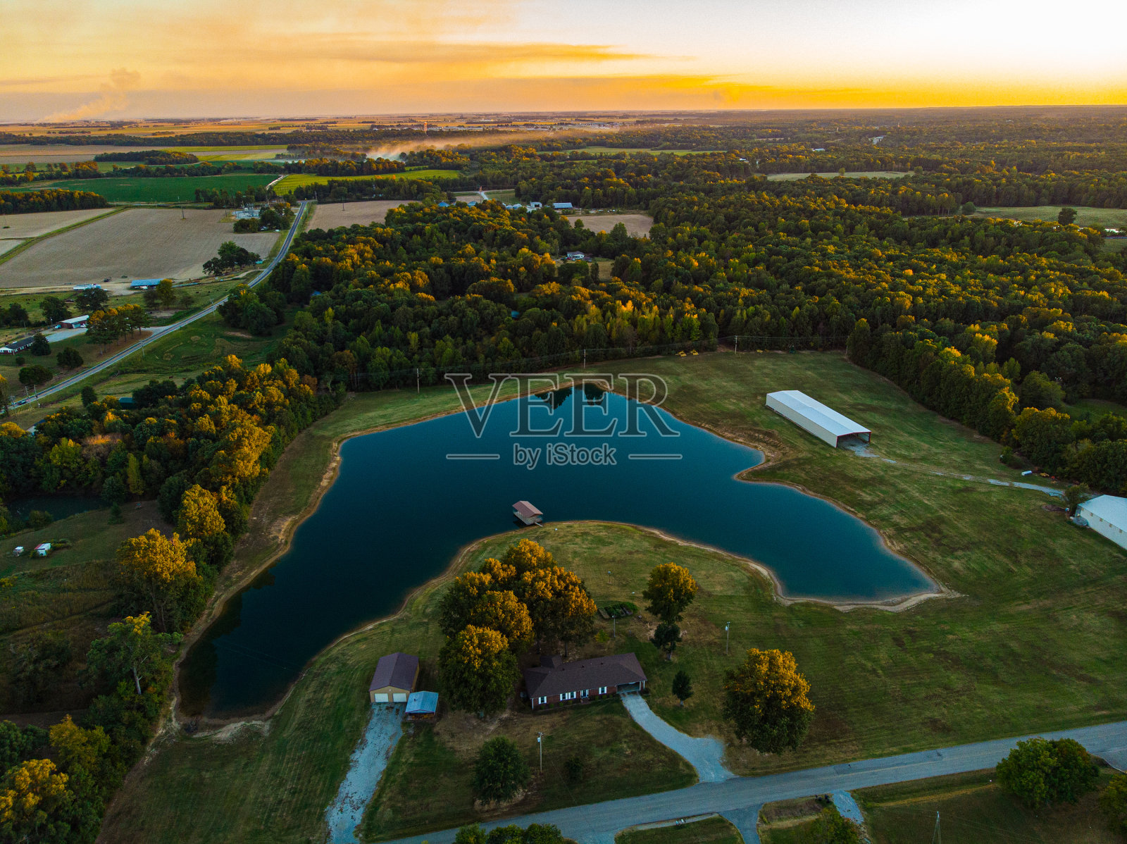 湖边的房子照片摄影图片