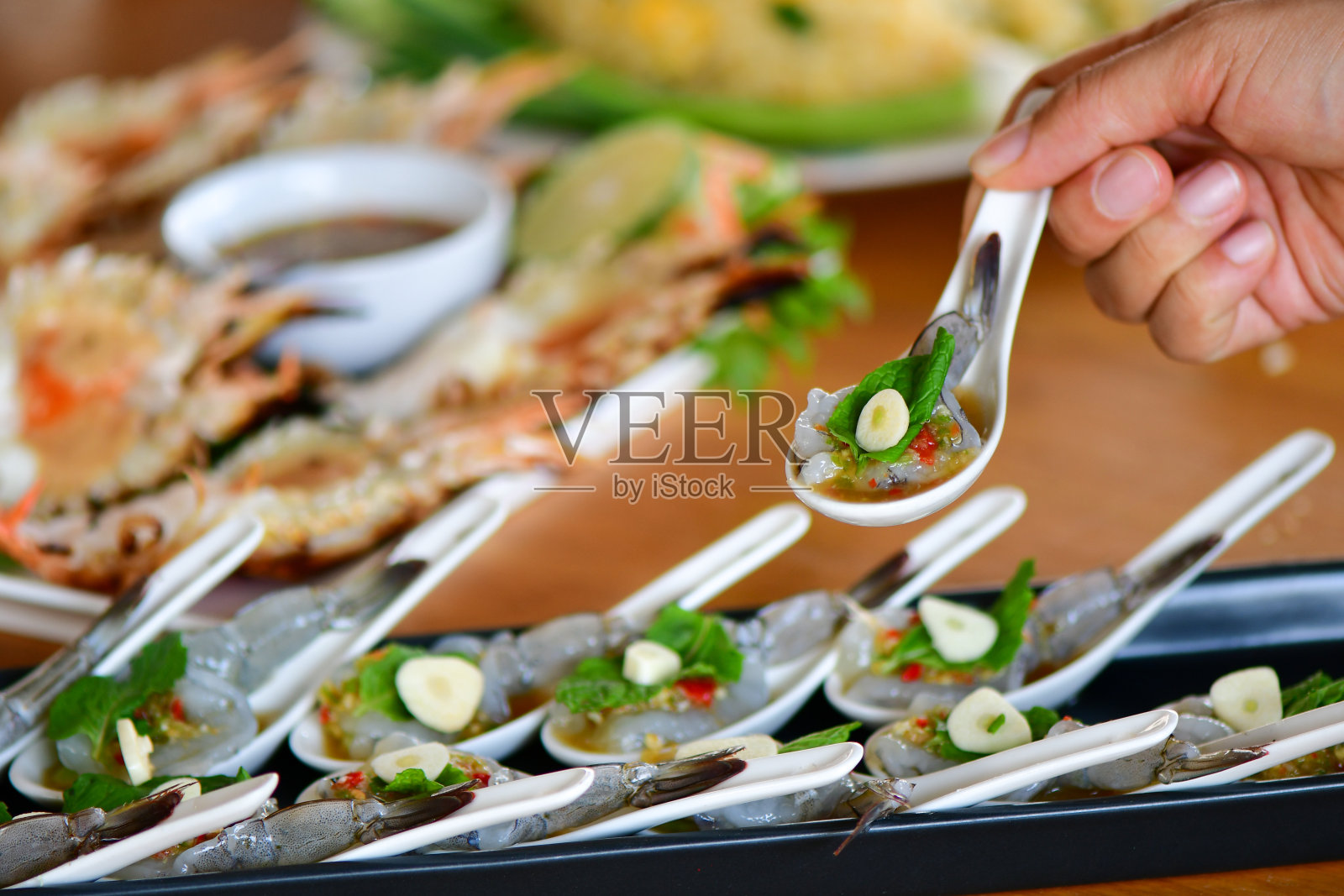 生虾和辣酱，海鲜。照片摄影图片