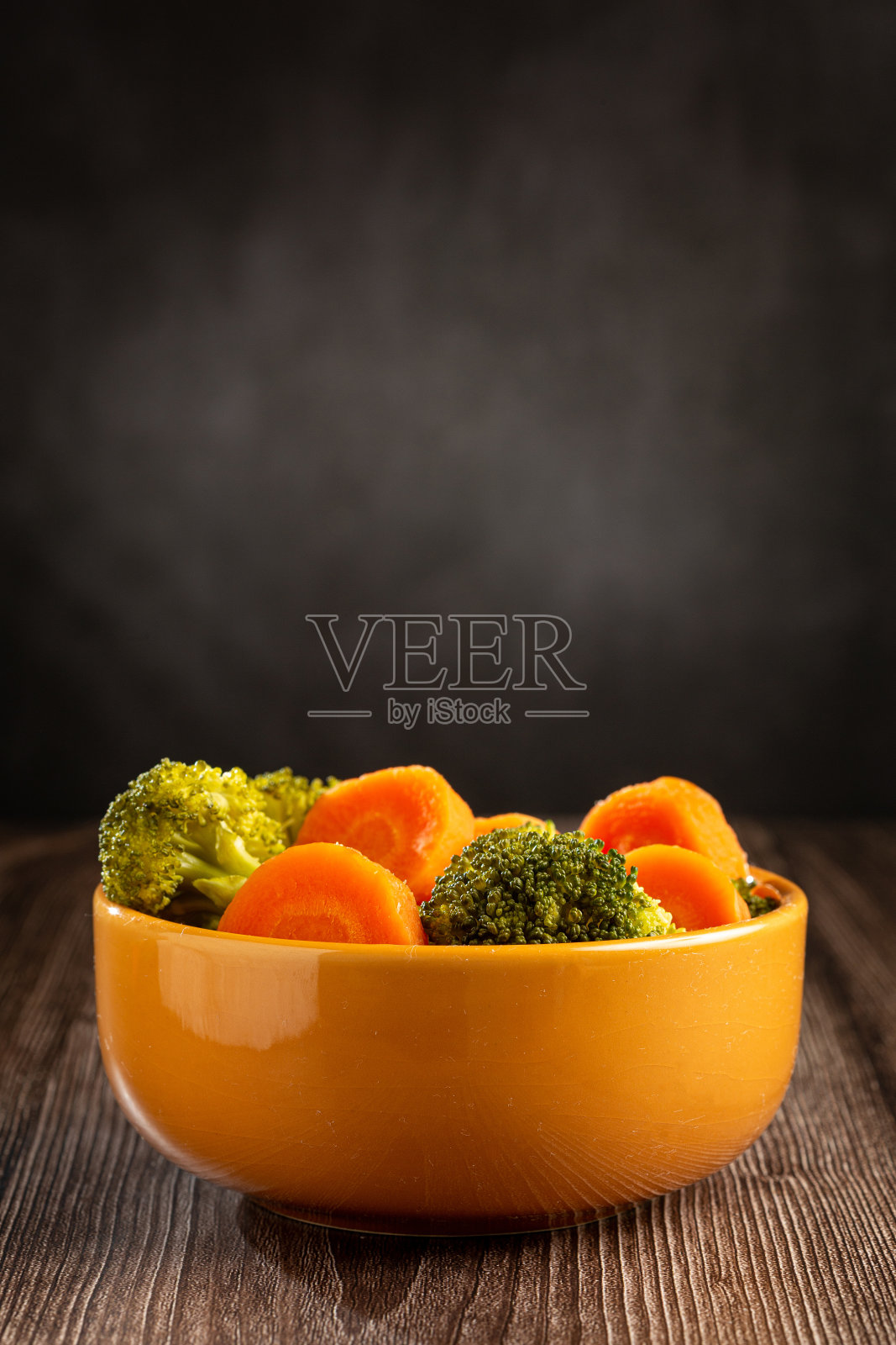 一碗西兰花和胡萝卜沙拉。照片摄影图片