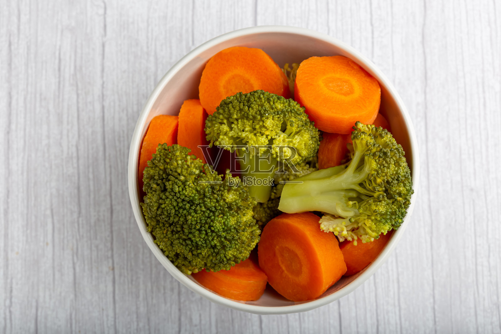 一碗西兰花和胡萝卜沙拉。照片摄影图片