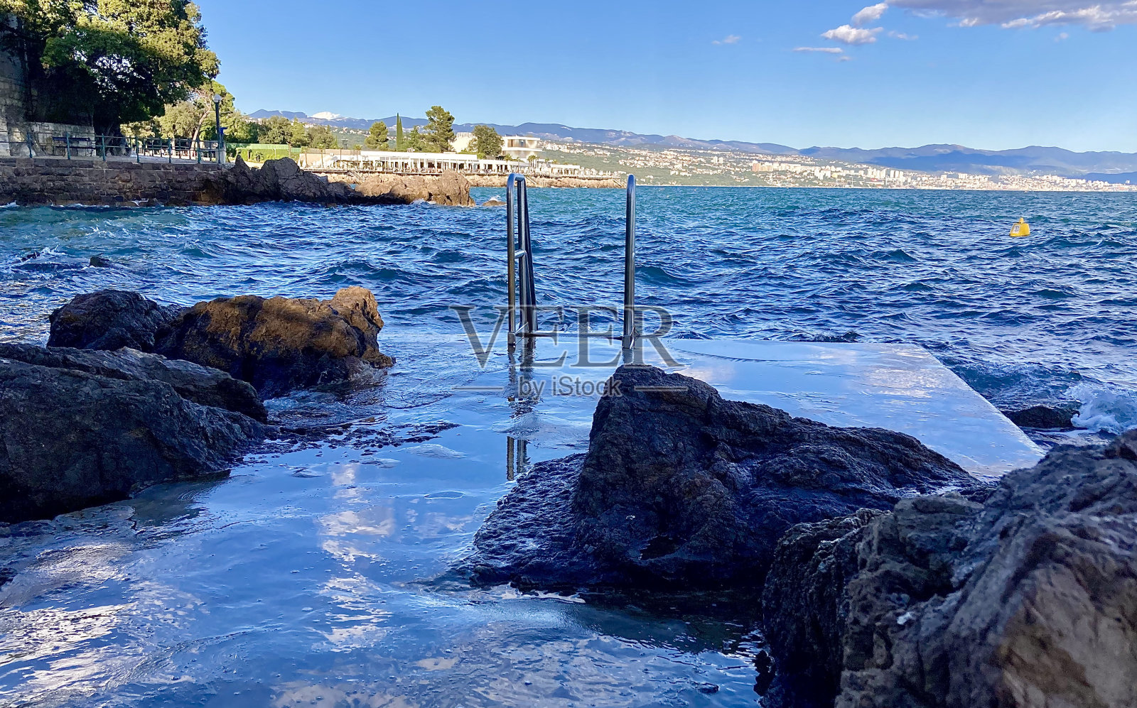 九月在海滩的活动照片摄影图片