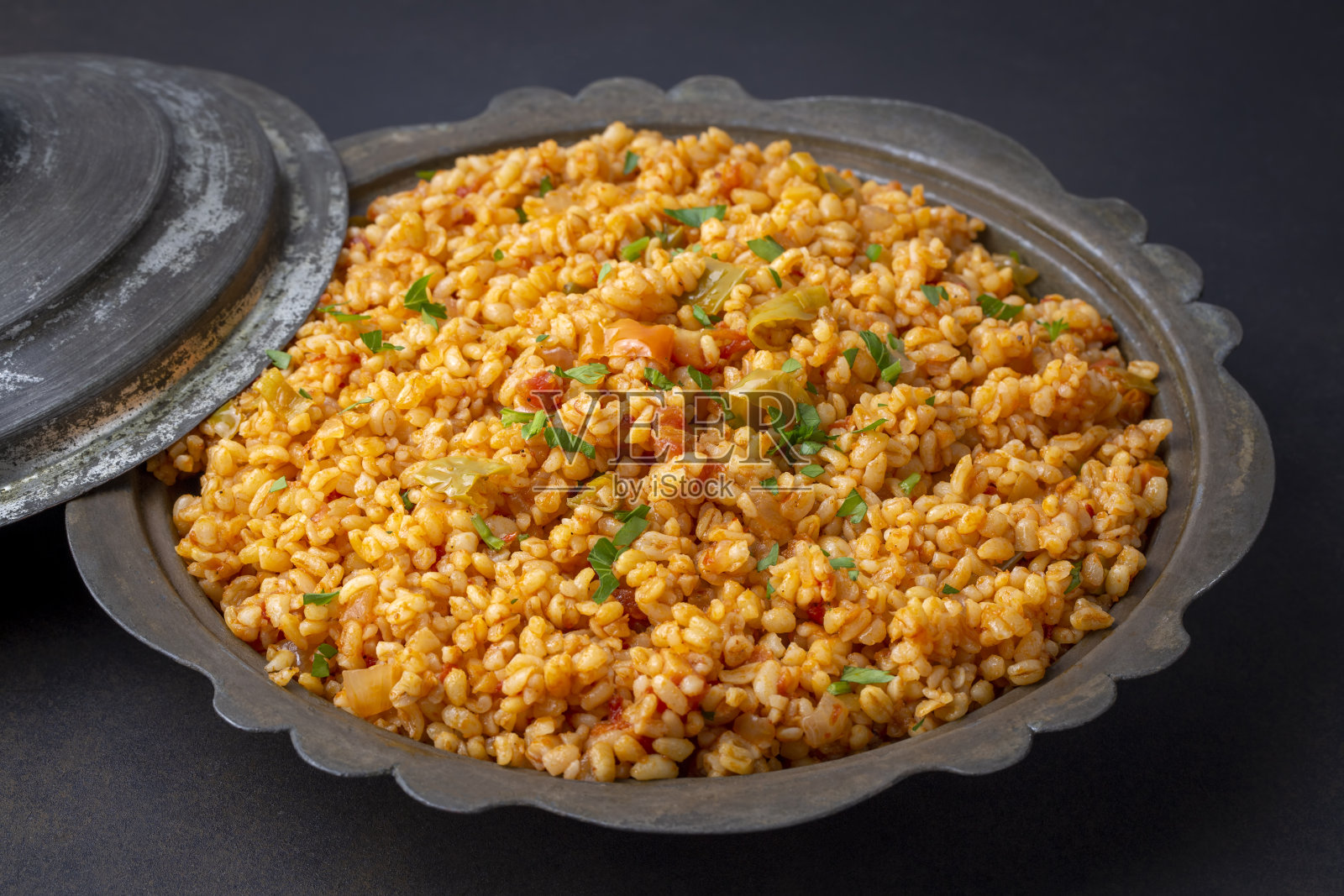 传统土耳其肉抓饭配番茄酱(土耳其名;meyhane pilavi)照片摄影图片