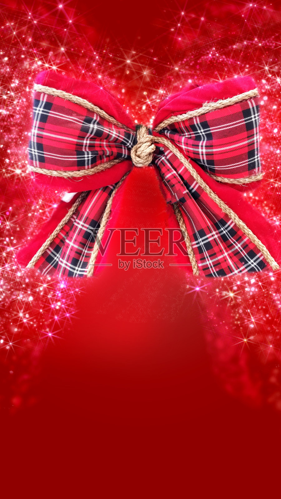 圣诞装饰。红色领带配灯和红色背景照片摄影图片