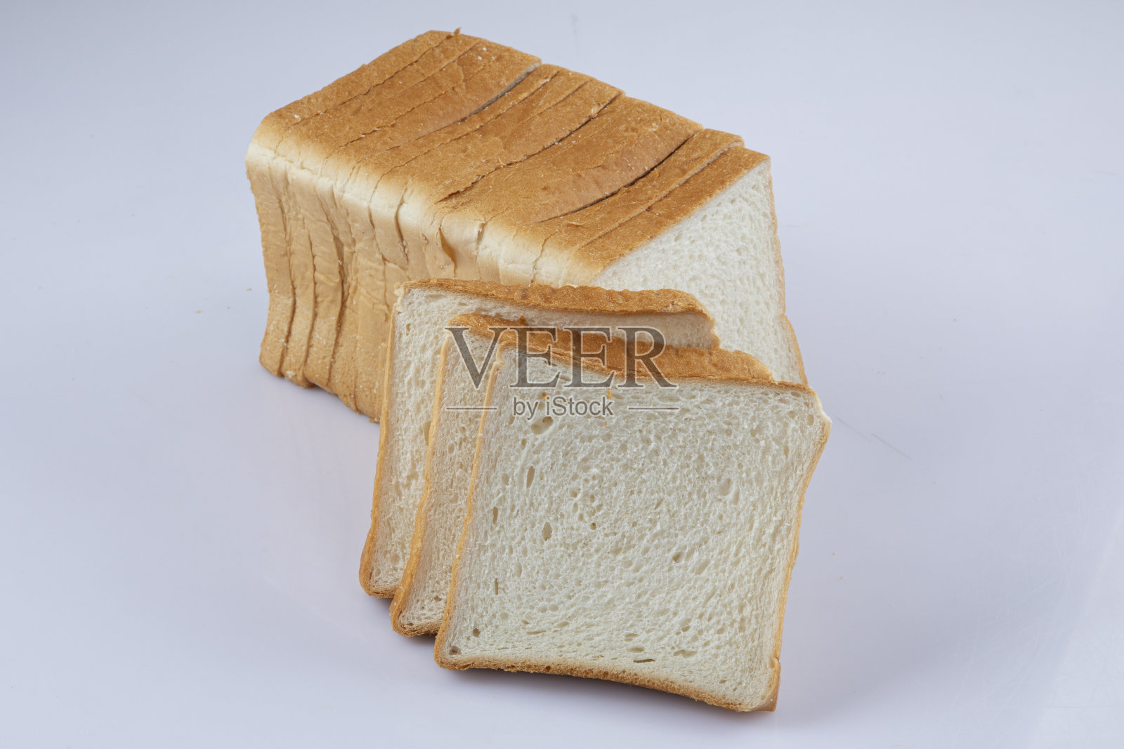 白色背景上的全麦面包片照片摄影图片