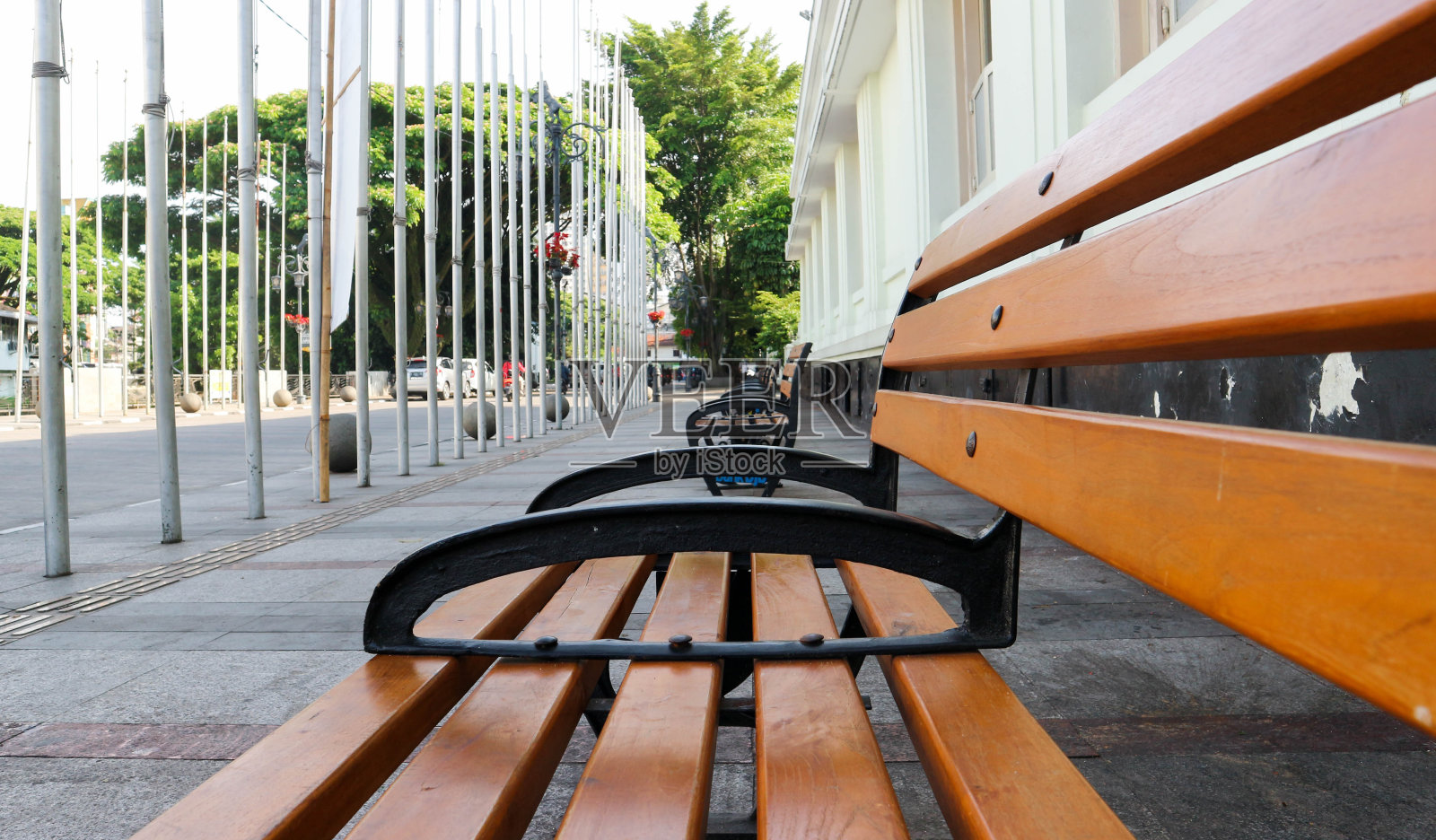 城市公园的木凳侧视图，钢架结构照片摄影图片