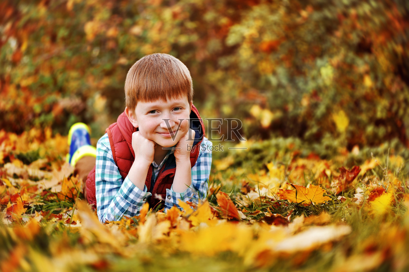 红头发男孩躺在地上的特写肖像照片摄影图片