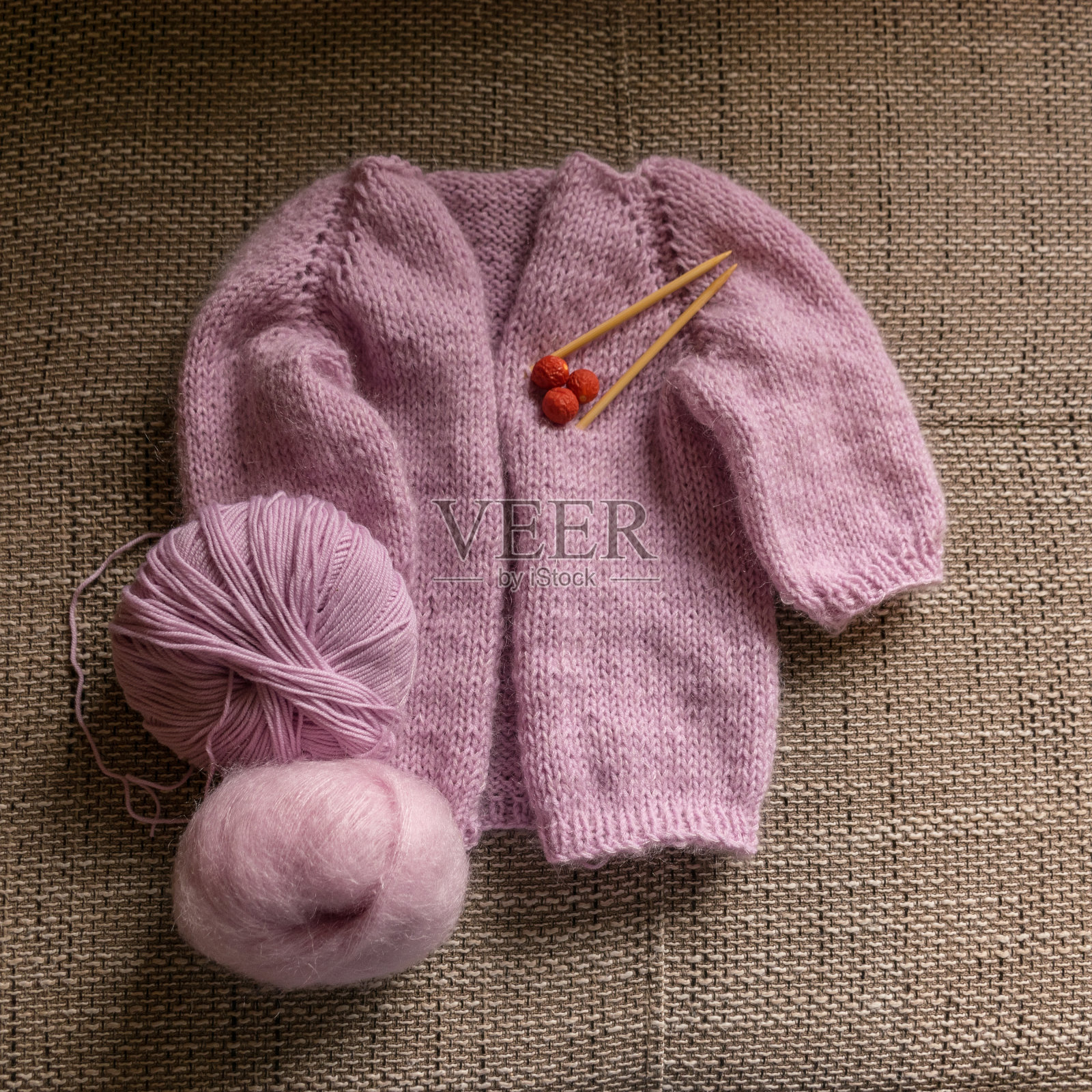 女童针织夹克，粉红色颜色，针织质感，手工艺概念，手编织，秋天照片摄影图片