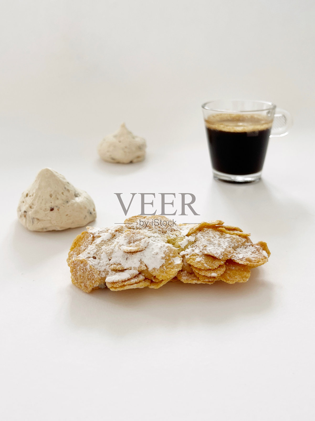 糕点与咖啡杯在白色背景照片摄影图片