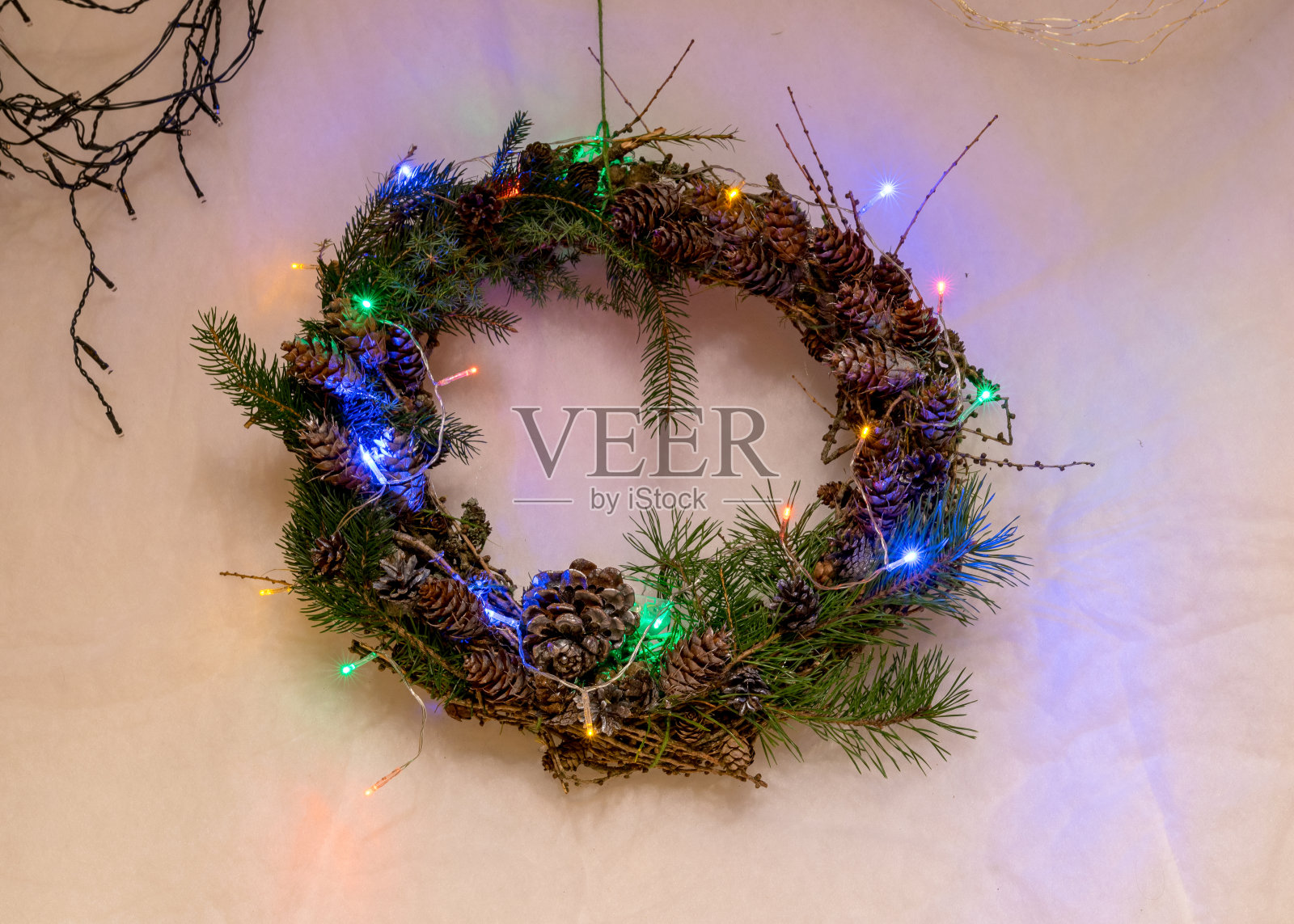 用干柑橘、针叶、细枝和各种草药制作圣诞花环。由您亲手制作的圣诞装饰。 工作坊大师班手工制作圣诞花圈和乡村风格照片摄影图片