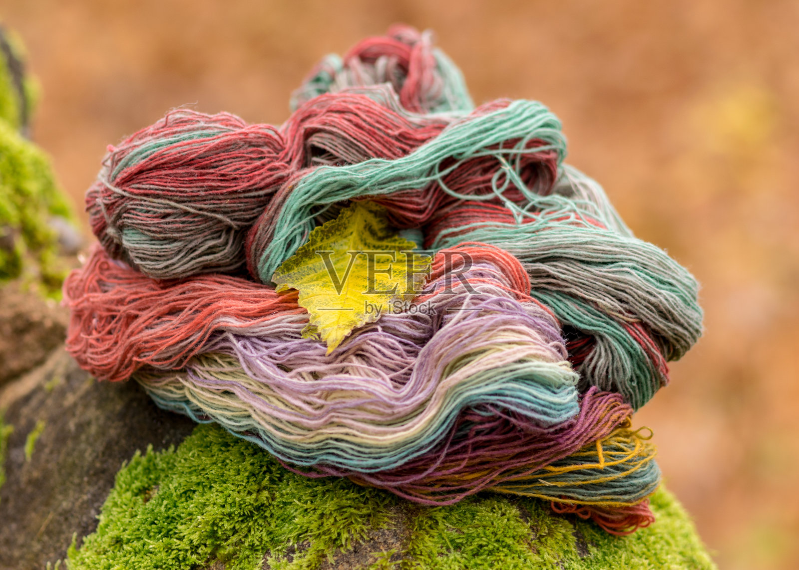 彩色毛纱在一个模糊的背景上，手工艺概念，手工编织，秋天的时间，工艺品照片摄影图片