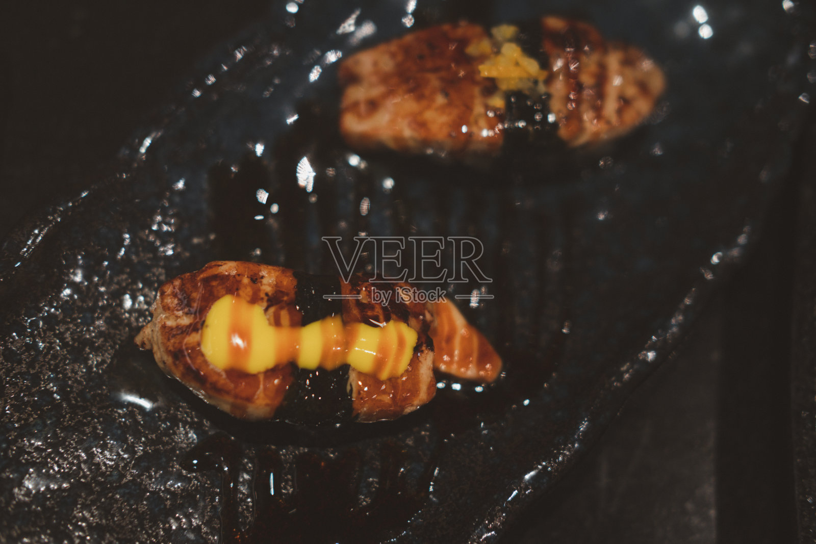 日式烤鹅肝寿司配特殊酱料照片摄影图片