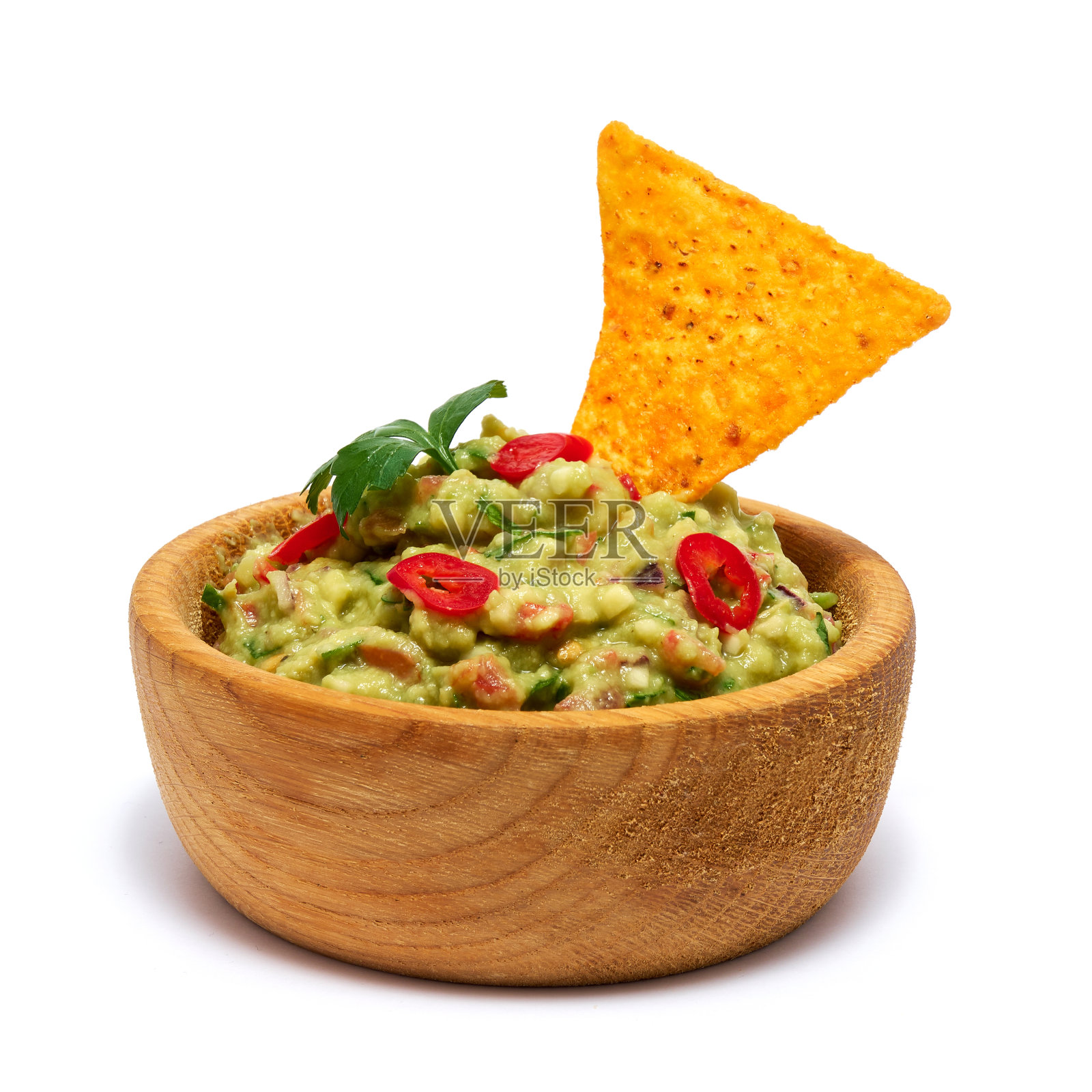 木碗里的鳄梨酱蘸酱和白色背景上的玉米片照片摄影图片