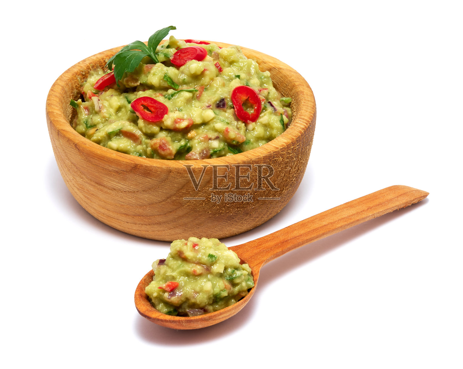 木碗的鳄梨酱蘸酱孤立在白色的背景照片摄影图片