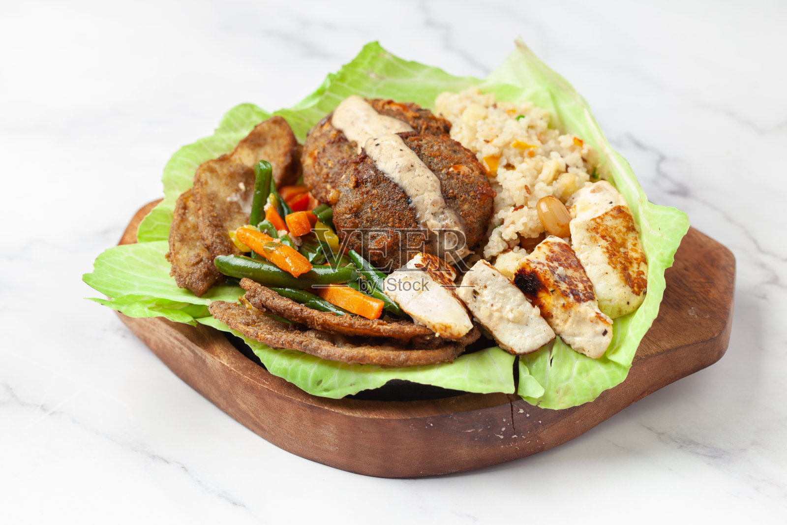 特写的蔬菜vrat或空腹或upvas滋滋作响与奶酪，土豆胡萝卜木盘子，在桌子上热气腾腾照片摄影图片