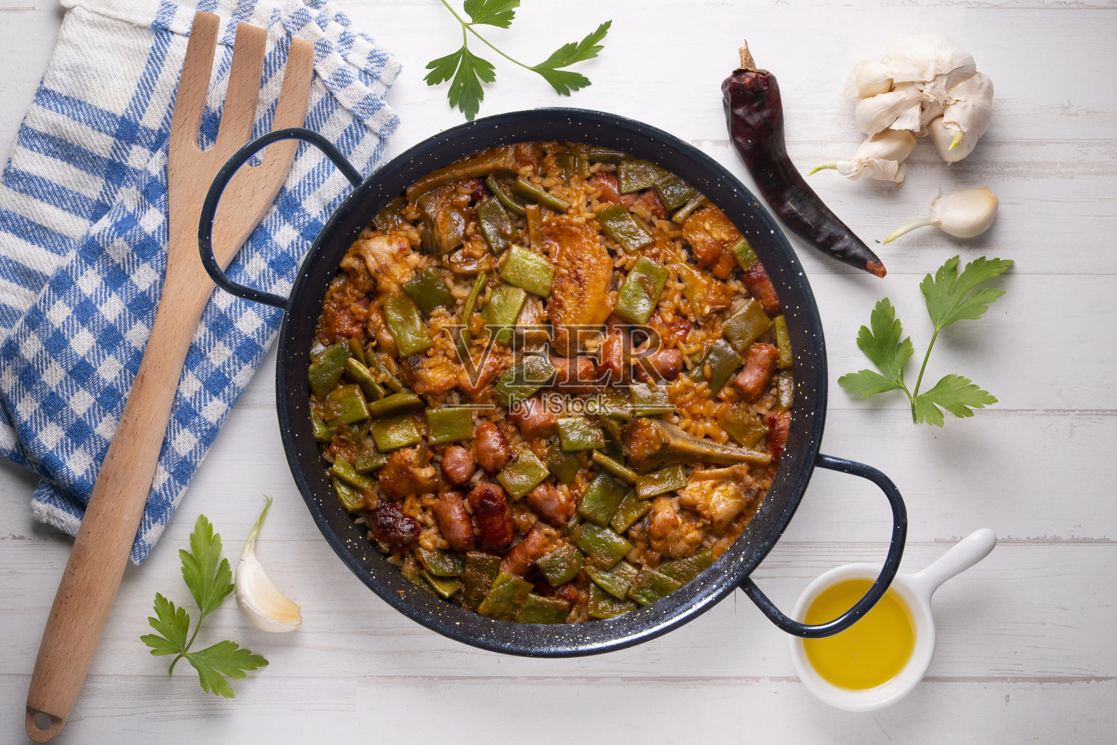 青豆香肠海鲜饭。典型的西班牙肉菜饭配肉食谱。照片摄影图片