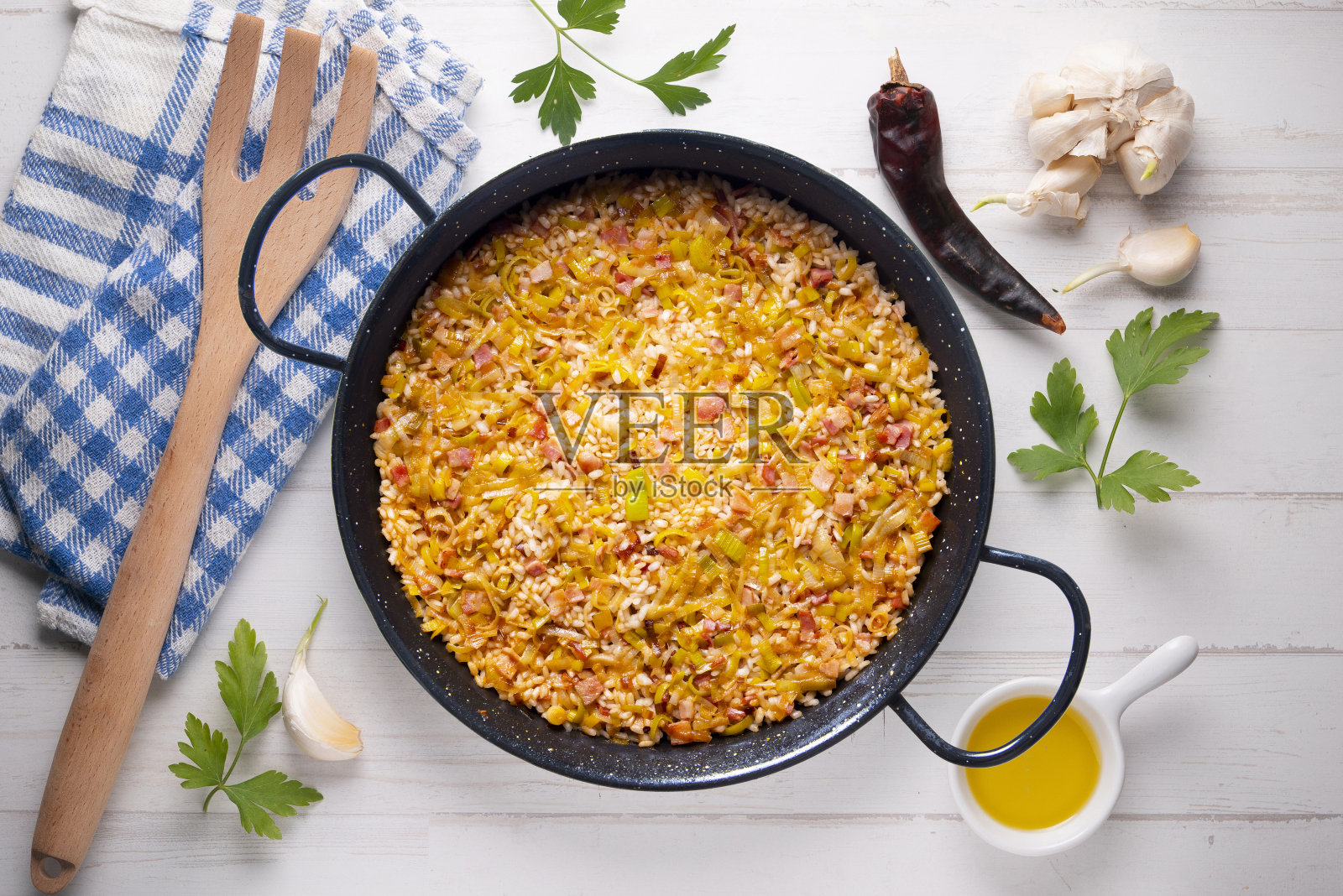 肉菜饭和韭菜。传统的西班牙海鲜饭食谱。照片摄影图片