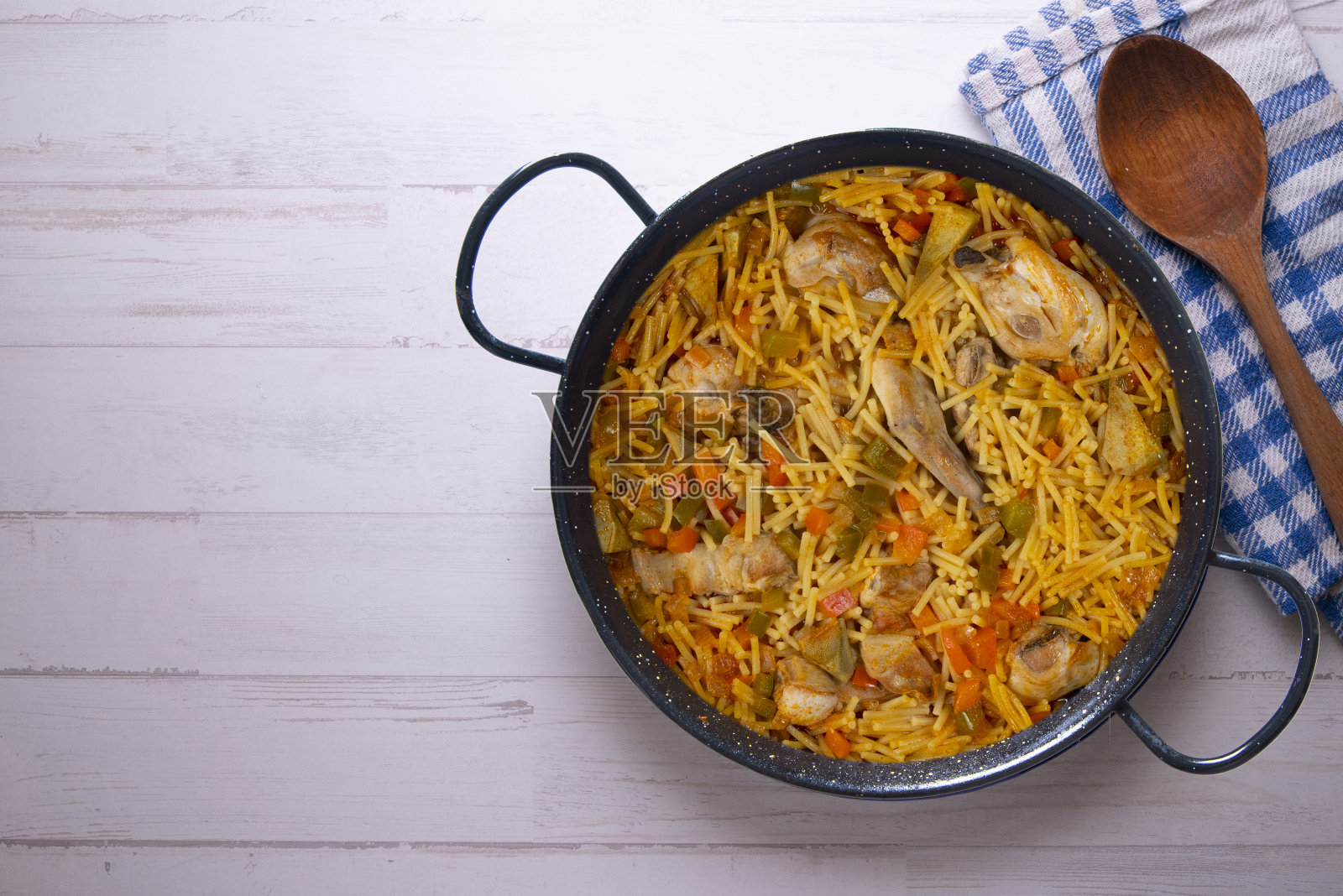 肉菜饭配面条、兔肉和蔬菜。典型的西班牙海岸小吃。照片摄影图片