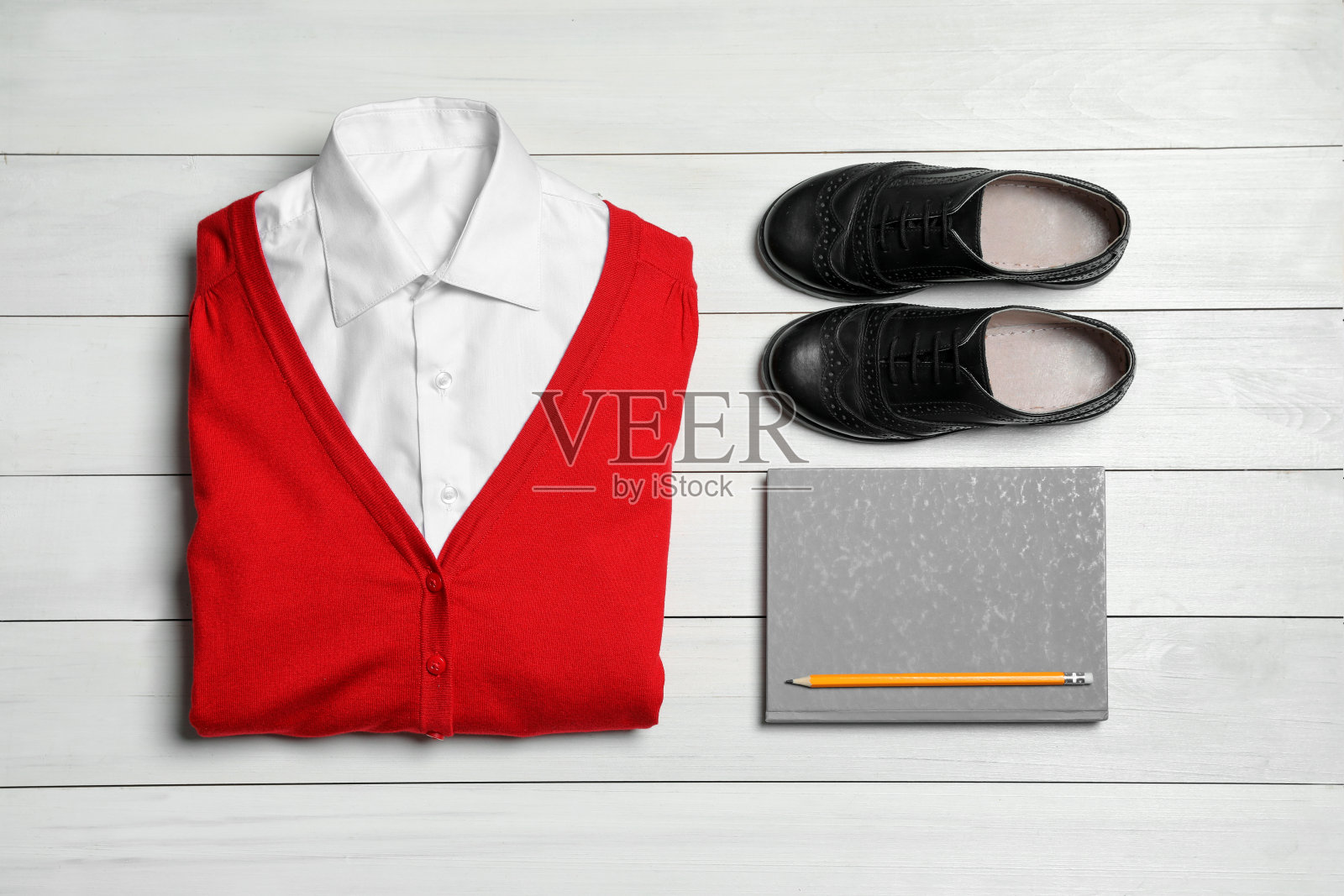 时尚学校的女孩制服和笔记本上的白色木制背景，平躺照片摄影图片