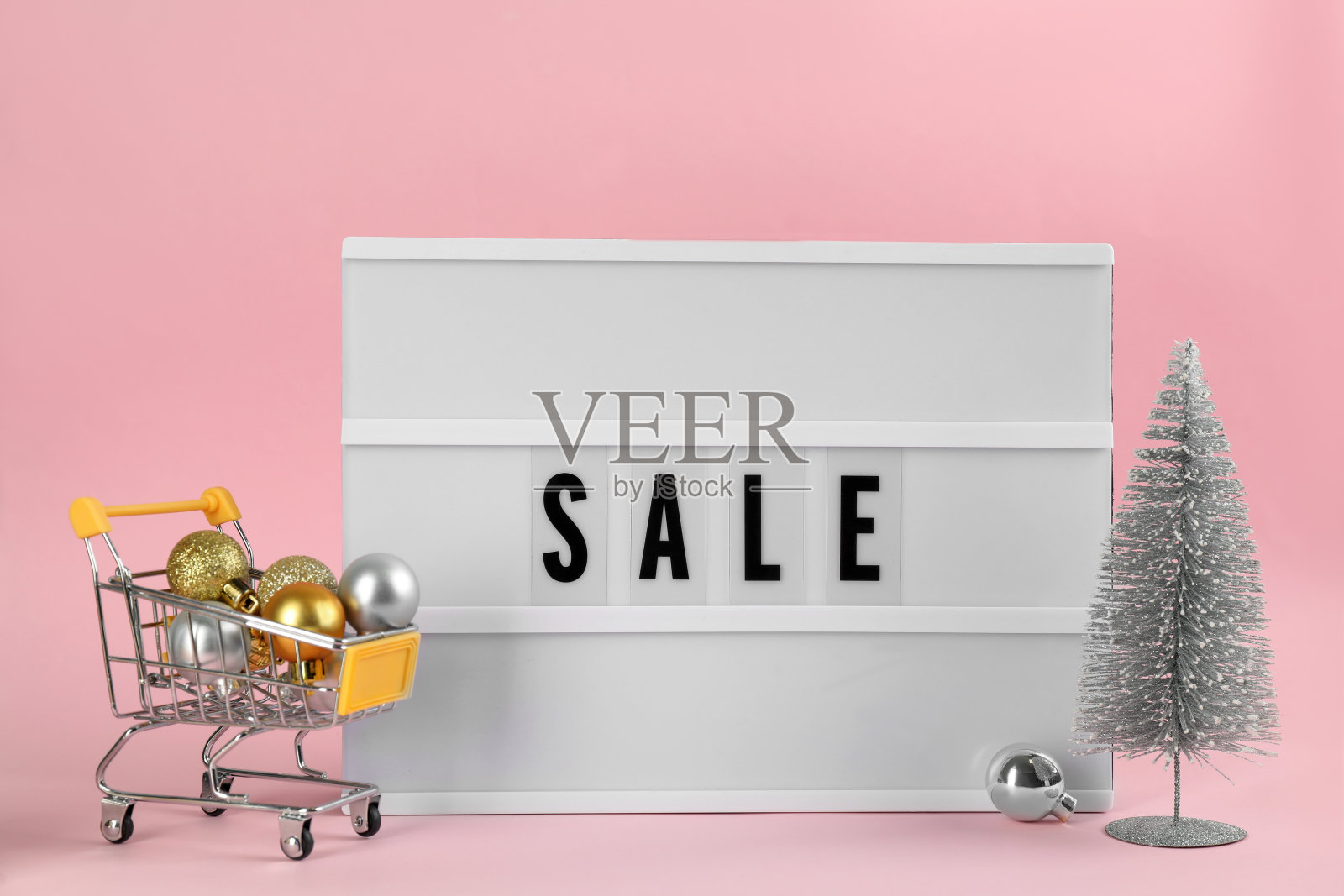 灯箱与字出售和圣诞装饰在粉红色的背景照片摄影图片